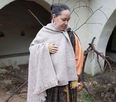 vrouw in inheemse mantel met peplos